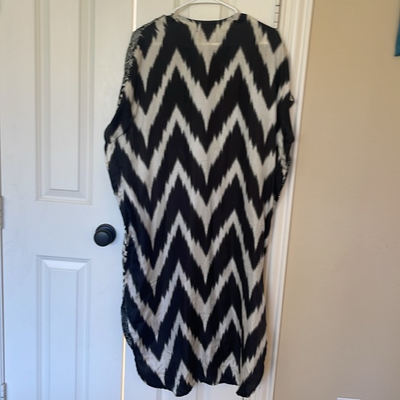 Sana Safinaz Pakistani Indian kaftaan in black and white silk with embroidery. - Picture 5 of 8